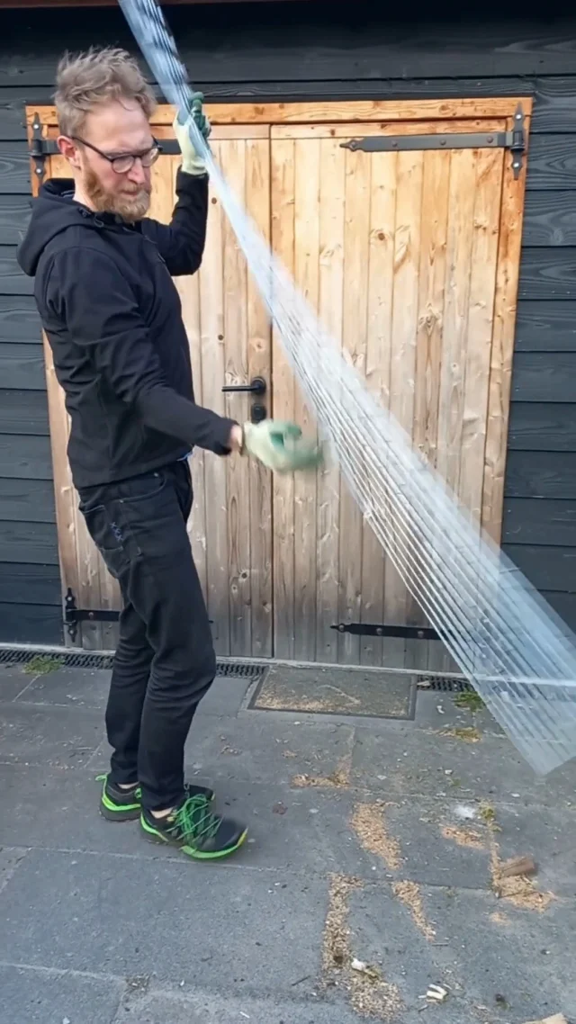 In de #fitgavemoestuin ben ik inmiddels behoorlijk fan van draadstaalmatten geworden. 😍🌱

Zo heb ik ze laatst gebruikt als het geraamte voor de gewasbescherming voor de lagere moestuinbedden. 🎬

Maar ook voor het maken van bogen voor klimmende gewassen. 🥒🪜

Het was (online) nog best een zoektocht naar de juiste matten (dikte, duurzaamheid, afmetingen en buigzaamheid), maar heb inmiddels hele prettige gevonden via @wildkamp_bv . Namelijk die van 1200 x 2100 mm en maas 100 x 100 mm. 

Binnenkort filmpjes van meer toepassingen 😀