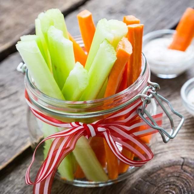 Veel kinderen en volwassenen eten alle groente ’s avonds bij het avondeten. Maar dat hoeft niet per se. Je kunt overdag al beginnen. 

Wat ik vaak doe…alvast wat groente aanbieden terwijl ik aan het koken ben. De kinderen hebben dan vaak even een momentje schermtijd*. 

Wanneer ik dan paprika’s of wortels in lange reepjes snijd, vinden ze het heerlijk om dat te snacken. Eventueel met een gezonde dip, bijvoorbeeld met yoghurt en een beetje peterselie of citroen. Smullen maar! 

Hebben ze al meteen een portie groente binnen.

*En misschien denk je nu: ja, maar eten voor de tv is toch niet goed? Dan eten ze toch niet met aandacht? Klopt. Maar het hoeft niet perfect…en ‘pick your battles’ 😊

Deze en nog veel meer tips vind je in het gratis FitGaaf! E-book ‘Meer Groente, Minder Strijd-plan.

Download ‘m gratis via: https://www.fitgaaf.nl/lp-ebook/

Of check de link in onze bio!
/
/
#gezonde #leefstijl #kids #ouders #fit #gaaf #gezond #eten #groente #veggies #fruit #water #waterdrinken #slapen #bewegen #sporten #healtheducation #healthy #stickers #gezondbelonen