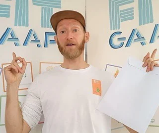 Benieuwd naar jullie mening! 🍐 👍👎💡🥕

Een belangrijk onderdeel van FitGaaf!-projecten via basisscholen, is de kick-off les.
Waarin de stickerposter en stickers worden uitgelegd en uitgedeeld. 
Deze les kan vanuit ons worden gegeven, maar bijvoorbeeld ook door buurtsportcoaches of andere professionals. 

Maar laatst kregen we de vraag of dat niet ook op een andere manier kan... Via een video die de leerkracht zelf in de klas kan afspelen.

Met vervolgens, tijdens de 3 weken thuis FitGaaf!-stickers plakken, aangevuld met een wekelijkse korte video en opdracht voor in de klas. En voor thuis speciale gezonde missies, challenges, ook geïntroduceerd met een leuke video.

Daar ben ik (Tom) mee aan de slag gegaan. Hier zie je de eerste ruime minuut van zo’n video voor de kick-off les.

Nu ben ik benieuwd naar jullie feedback! Is de stijl en toon van de video leuk, duidelijk, motiverend genoeg? Is het uberhaupt een insteek waar jij ook wat aan zou hebben voor scholen in jouw regio?

Laat het weten via een reactie hieronder of mail naar tomsteffens@fitgaaf.nl

Ook wanneer je benieuwd bent naar de andere video’s en opdrachten voor in de klas en thuis!

Dank jullie wel alvast! 💚