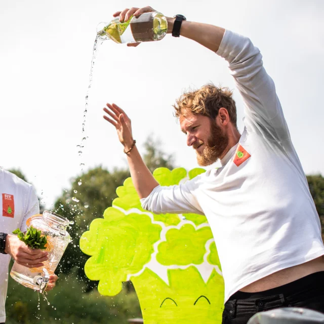 Afgelopen week gaven we weer fruitwaterfeestjes! Op Openbare Dalton Basisschool (ODBS) Abt Emo in Westeremden (provincie Groningen) 💦 🌿 🍊

Met de kids van groep 1 t/m 5 maakten we water extra feestelijk en smakelijk. Met munt, citroen,  komkommer, steranijs en sinaasappel. 

En al die ingrediënten werden ook eerst aandachtig geroken, gevoeld en geproefd! Om ze daarna samen te voegen tot een prachtige, kleurrijke en smaakvolle karaf water.

Zoekt jullie school ook nog een leuke, gezonde workshop voor einde van het schooljaar? Je kunt de 'fitgave' fruitwaterfeestjes vanuit (restjes) Jong Leren Eten-subsidie financieren. Mail ons voor meer info via info@fitgaaf.nl. 

Die Jong Leren Eten subsidie is voor volgend schooljaar ook weer open trouwens! Per school is maximaal €1.500,- beschikbaar. Hier passen verschillende varianten van een FitGaaf!-project binnen. Naast de fruitwaterfeestjes bijvoorbeeld ook moestuinieren. 

Eerste stap = supersimpel in 5 min. klaar ➡️ voor 3 juni als school jullie belangstelling aangeven via 'mijngezondeschool.nl' ✔️

Zo gepiept, maar mail of bel ons gerust voor wat hulp of voor vrijblijvend overleg: 0591-547902/ info@fitgaaf.nl
/
/
#jonglereneten #subsidie #basisscholen #jong #leren #eten #gezonde #voeding #gastles #plezier #fun #fit #gaaf #fruit #groente #brood #ontbijt #gezondesnacks #fruitwater