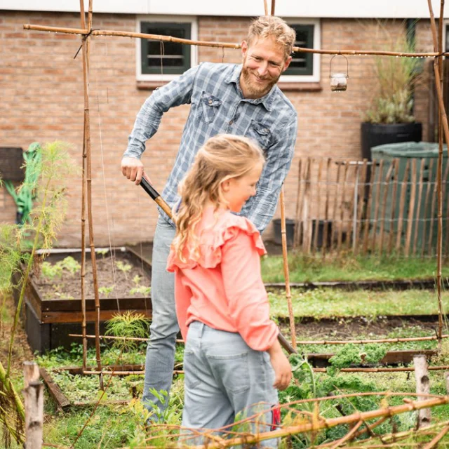 Een prachtige, gezonde en groene kans voor scholen! €1.500 voor lessen over en het starten van een moestuin! 🍀

De Lekker naar buiten-stimuleringsbijdrage vanuit Jong Leren Eten is namelijk weer open!

Tot en met 3 juni kunnen scholen en kinderopvanglocaties een bijdrage van max €1.500 per locatie aanvragen. Onder andere voor moestuinieren, inclusief moestuincoach of tuinadviseur, moestuinbakken, gereedschap, grond en zaaigoed. 🤩 

Met de bijdrage kun je de vergroening van jullie school een boost geven! Denk aan een Vergroen-Doen-Dag op school. Na een gastles in de klas kunnen daarbij afwisselend alle klassen meehelpen met een deel van het vergroenen van het schoolplein. Door bijvoorbeeld borders te maken van bestaande tegels. Samen leren, plannen maken, samen de handen uit de mouwen. 🌱 💪 

Aanvragen is eenvoudig. Meer informatie via de website van Jong Leren Eten: https://www.jonglereneten.nl/stimuleringsbijdrage-lekker-naar-buiten

𝗞𝗼𝗺 𝗷𝗲 𝗲𝗿 𝗻𝗶𝗲𝘁 𝗵𝗲𝗹𝗲𝗺𝗮𝗮𝗹 𝘂𝗶𝘁? 𝗢𝗳 𝗵𝗲𝗯 𝗷𝗲 𝘃𝗿𝗮𝗴𝗲𝗻 𝗼𝘃𝗲𝗿 𝗱𝗲 𝘀𝘂𝗯𝘀𝗶𝗱𝗶𝗲 𝗲𝗻 𝗺𝗼𝗴𝗲𝗹𝗶𝗷𝗸𝗵𝗲𝗱𝗲𝗻? 𝗔𝗹𝘀 𝗺𝗼𝗲𝘀𝘁𝘂𝗶𝗻𝗰𝗼𝗮𝗰𝗵 𝗱𝗲𝗻𝗸 𝗶𝗸 𝗴𝗿𝗮𝗮𝗴 𝗺𝗲𝗲. 𝗦𝘁𝘂𝘂𝗿 𝗲𝗲𝗻 𝗺𝗮𝗶𝗹𝘁𝗷𝗲 𝗻𝗮𝗮𝗿 𝘁𝗼𝗺𝘀𝘁𝗲𝗳𝗳𝗲𝗻𝘀@𝗳𝗶𝘁𝗴𝗮𝗮𝗳.𝗻𝗹.

Ken je iemand op een school of kinderdagopvanglocatie voor wie dit supergaaf kan zijn? Taggen of delen = 💚

/
/
#moestuin #ecologisch #circulair #permacultuur #gezond #ontdekken #groente #telen #verbouwen #samen #thuis #tips #inspiratie #gezellig #fit #gaaf #healthy #fit #gaaf #fitgaaf #health #kids