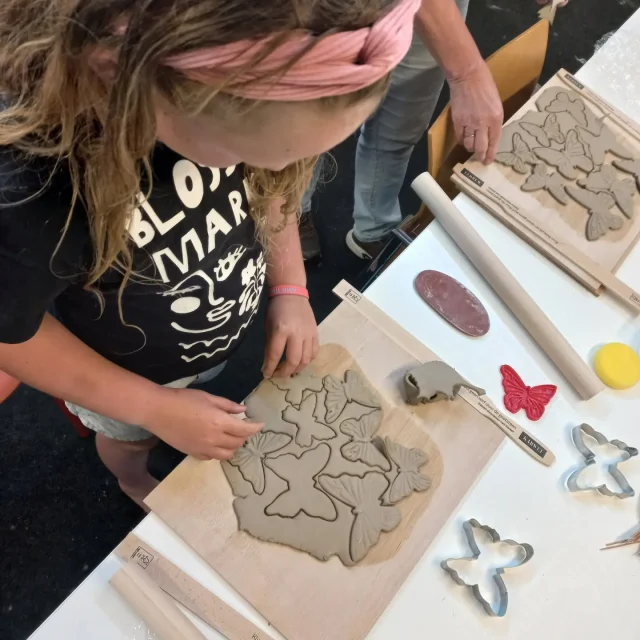 Superleuke (en gratis) activiteit voor een regenachtige dag als vandaag. In @rensenparkemmen met kunstenares @ernaschipper vlinders kleien voor expositie Herinnering in Vleugels!

Janne, Teun en ik hebben er vandaag een stuk of 80 bijgedragen aan het doel van in totaal 2.500 stuks! 🦋🦋🦋

Woon of ben je in Emmen in Juli en zoek je een leuke activiteit met je kids? Loop dan even het Rensenpark binnen, de oude dierentuin in @gemeenteemmen 

Via de hoofdingang en dan vrijwel direct aan je rechterkant bij @studio_zookeeper , naast @diep_emmen